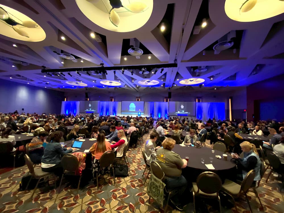 HEWeb19 conference ballroom full of attendees
